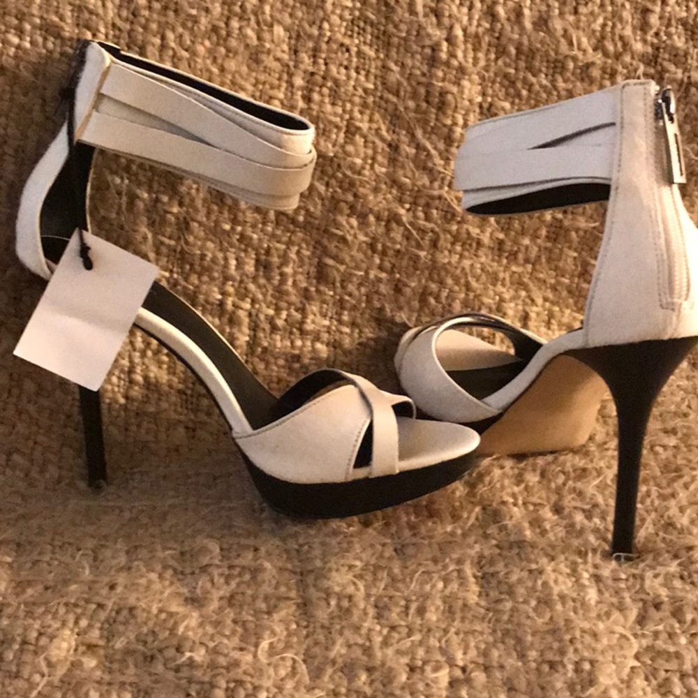 🔥Calvin Klein, Off White, Size 10🔥